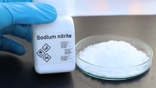 Natrium Nitrit Dalam Botol Kimia Laboratorium Dan Industri — Stok Video