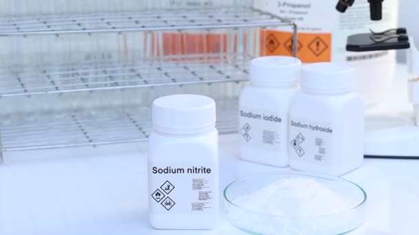 瓶子中的亚硝酸钠 实验室和工业中的化学品 — 图库视频影像