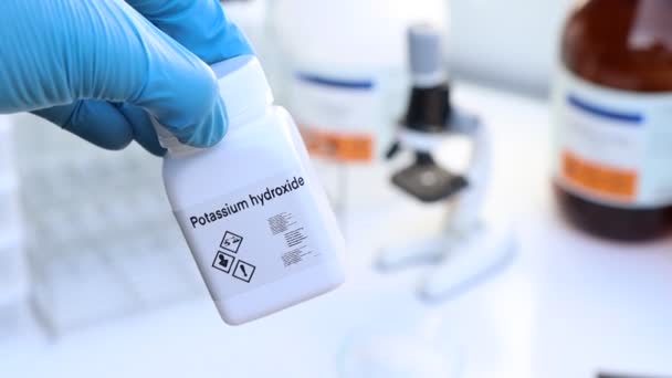 Şişedeki Potasyum Hidroksit Laboratuvardaki Endüstrideki Kimyasallar Analizde Kullanılan Kimyasallar — Stok video
