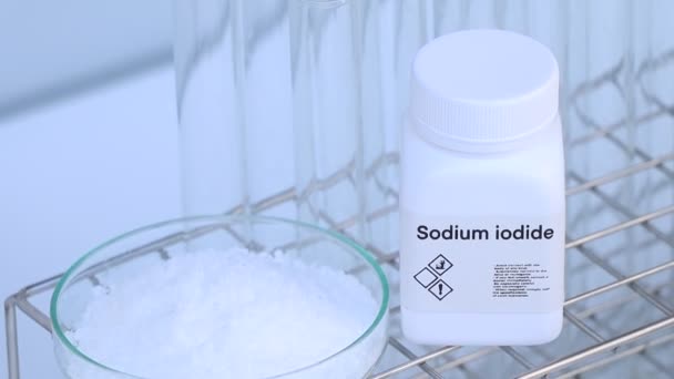 Şişedeki Sodyum Iyodür Laboratuarda Endüstride Kimyasal Madde Analizde Kullanılan Kimyasallar — Stok video