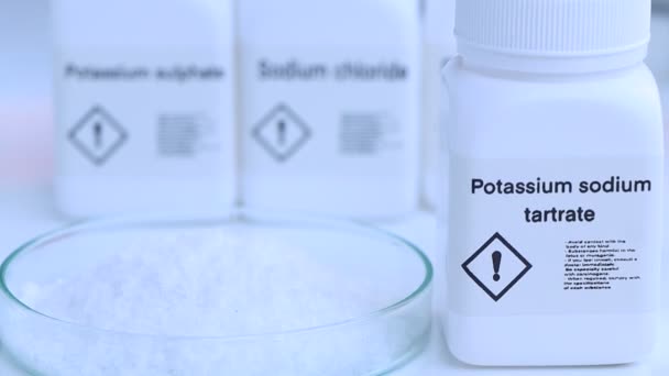 分析に使用されるボトル 研究所や業界での化学物質中のカリウムナトリウムタルト酸ナトリウム — ストック動画