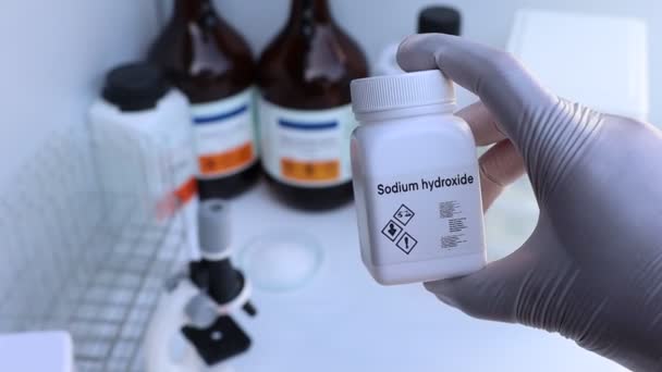 Şişedeki Sodyum Hidroksit Laboratuvardaki Endüstrideki Kimyasallar Analizde Kullanılan Kimyasallar — Stok video
