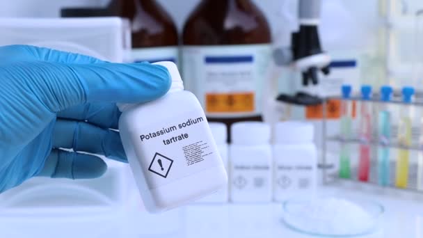Tartrate Sodium Potassium Bouteille Produit Chimique Laboratoire Dans Industrie Produits — Video