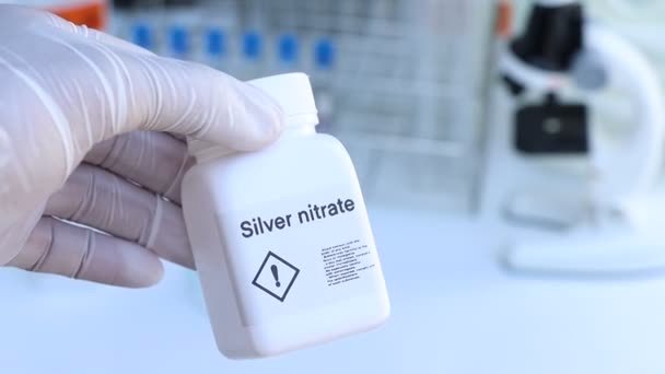 瓶子中的硝酸银 实验室和工业中的化学品 分析中使用的化学品 — 图库视频影像