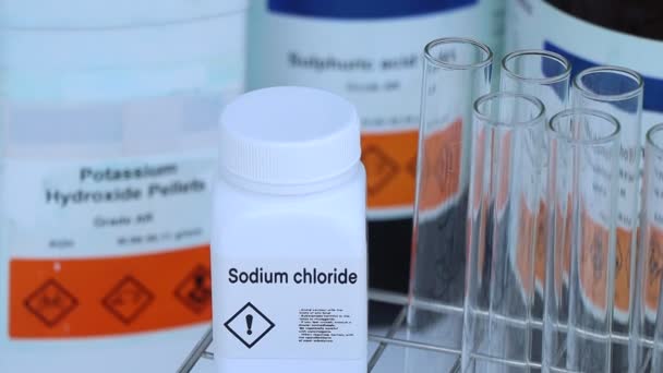Nátrium Klorid Üvegben Vegyi Anyag Laboratóriumban Iparban Elemzéshez Használt Vegyi — Stock videók