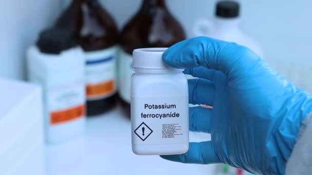 Ferrocianuro Potásico Botella Químico Laboratorio Industria Sustancias Químicas Utilizadas Análisis — Vídeos de Stock
