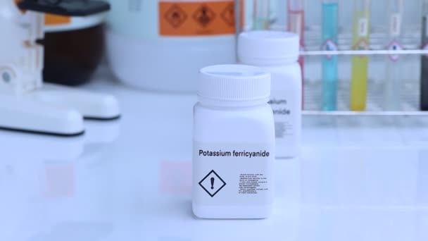 ボトル中のフェリシアニド酸カリウム 研究所や業界での化学物質 分析に使用される化学物質 — ストック動画