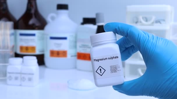 ボトルに硫酸マグネシウム 研究所や業界での化学物質 分析に使用される化学物質 — ストック動画