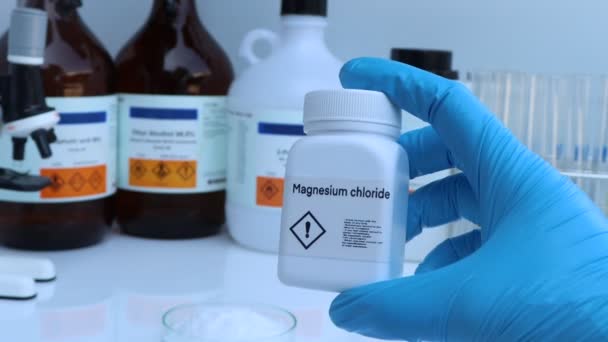 瓶子中的氯化镁 实验室和工业中的化学品 分析中使用的化学品 — 图库视频影像