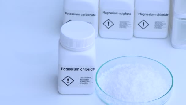 瓶子中的氯化钾 实验室和工业中的化学品 分析中使用的化学品 — 图库视频影像