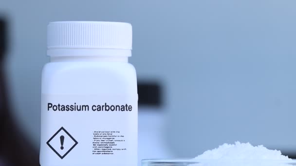 Carbonate Potassium Bouteille Produit Chimique Laboratoire Dans Industrie Produits Chimiques — Video