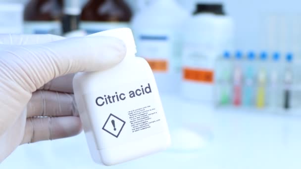 ボトル中のクエン酸 研究所や業界での化学物質 分析に使用される化学物質 — ストック動画