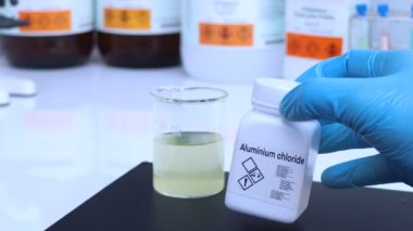 Şişede alüminyum klorür, laboratuvarda ve sanayide kimyasal, analizde kullanılan kimyasallar.