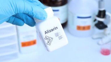 Şişede Alizarin, laboratuvarda ve endüstride kimyasal analizde kullanılan kimyasallar.