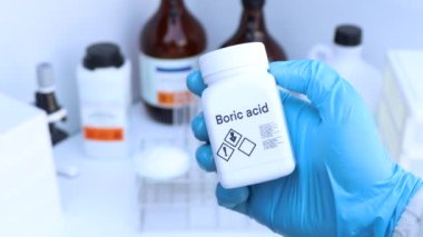 Şişedeki borik asit, laboratuvardaki ve endüstrideki kimyasallar analizde kullanılan kimyasallar.