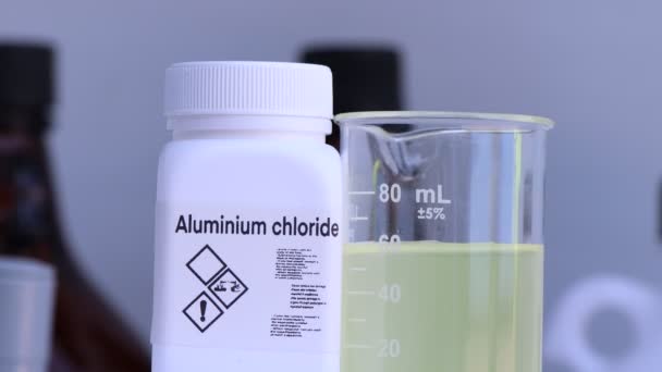 ボトル中の塩化アルミニウム 研究所や業界での化学物質 分析に使用される化学物質 — ストック動画