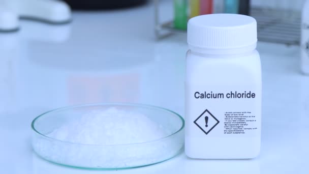 ボトル中の塩化カルシウム 研究所や業界での化学物質 分析に使用される化学物質 — ストック動画