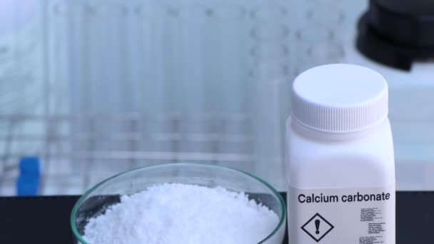 Analizde Kullanılan Kimyasallar Laboratuvarda Veya Endüstride Kalsiyum Karbonat Kullanılmaktadır — Stok video