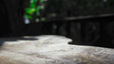 Boş ahşap masa. Işıklar bulanık arka planda, masa tahtası ürün görüntüleme şablonu için.