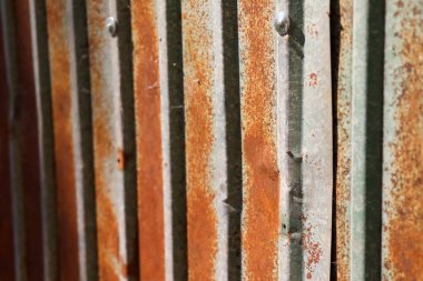Eski metal yüzeyde kırmızı pas, kalıp veya arkaplan 