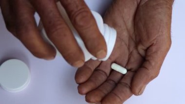 Asyalı yaşlıların elinde haplar, güçlü sağlıklı tıbbi konsept.