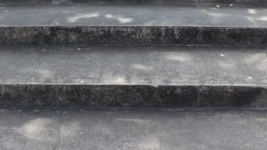 Merdivenleri inip çıkmanın şekli, boş merdivenler.