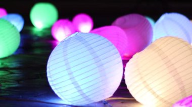 Gece yerde çok renkli lambalar, festivalde fenerler...