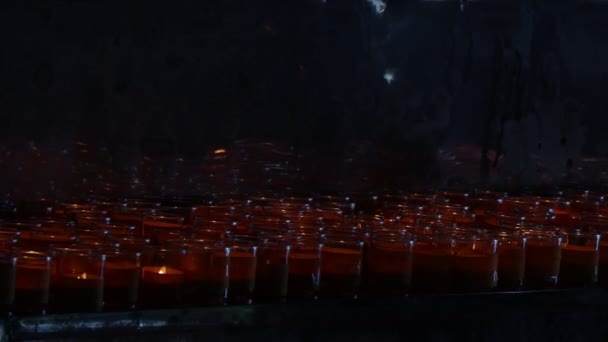 黑暗中的烛光 宗教和信仰 烛光背景 — 图库视频影像
