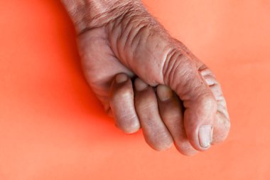 Asyalı yaşlı kolun gücü gösteriyor, güçlü, yaşlı ve güçlü.