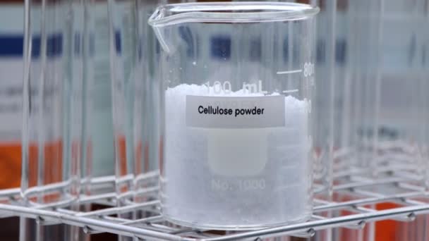 Σκόνη Κυτταρίνης Στη Φιάλη Χημική Ουσία Στο Εργαστήριο Και Στη — Αρχείο Βίντεο
