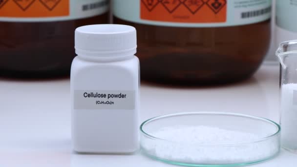 ボトルのセルロース粉末 研究所や産業界の化学物質 分析に使用される化学物質 — ストック動画