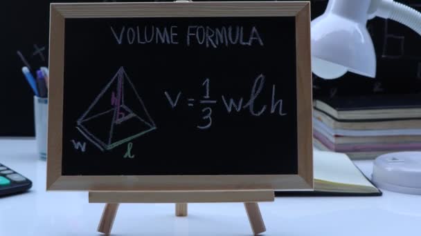 Blackboard Χειρόγραφους Τύπους Όγκου Γεωμετρίας Και Γεωμετρικά Σχήματα Και Σχήματα — Αρχείο Βίντεο