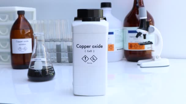 ボトルの中の酸化銅 研究所や業界の化学物質 分析に使用される化学物質 — ストック動画