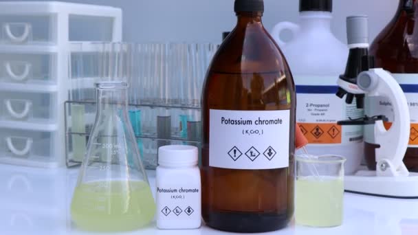 瓶の中のクロム酸カリウム 研究所や業界の化学物質 分析に使用される化学物質 — ストック動画