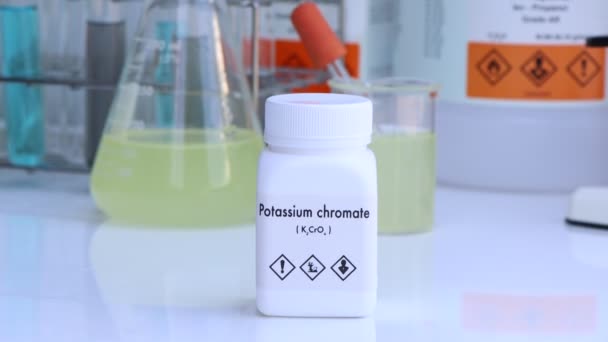 瓶の中のクロム酸カリウム 研究所や業界の化学物質 分析に使用される化学物質 — ストック動画