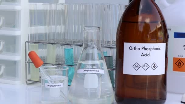 瓶の中のオルトリン酸 研究所や産業界の化学物質 分析に使われる化学物質 — ストック動画