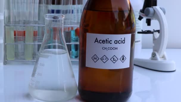 瓶子中的醋酸 实验室和工业中的化学品 分析中使用的化学品 — 图库视频影像