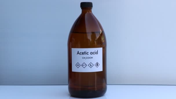 瓶子中的醋酸 实验室和工业中的化学品 分析中使用的化学品 — 图库视频影像