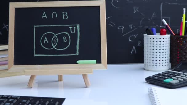 Blackboard Δείγμα Βασικών Σετ Χέρι Γραπτή Και Γεωμετρικά Σχήματα — Αρχείο Βίντεο