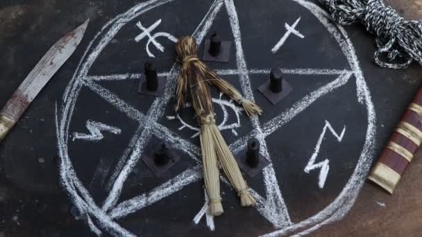 Μαγική Κούκλα Και Λευκό Απόκρυφο Σύμβολο Στη Φωτογραφία Μαυροπίνακα Μαγεία — Αρχείο Βίντεο