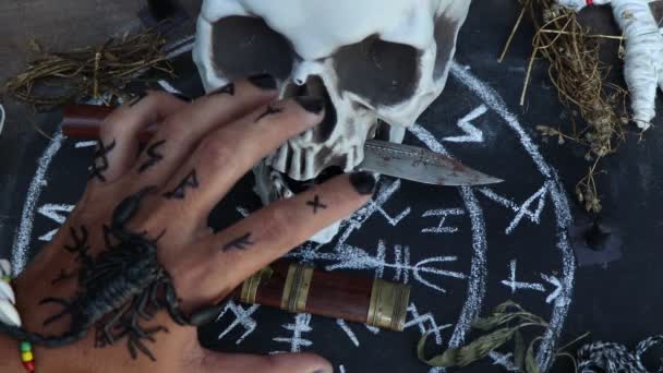 Magische Puppe Und Weißes Okkultes Symbol Auf Der Hexerei Tafel — Stockvideo
