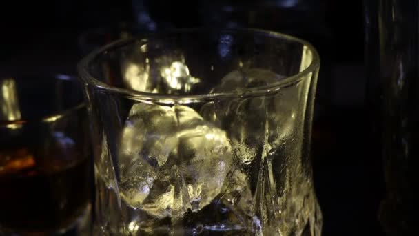 烈性酒 烈性酒 烈性酒和蒸馏液都在玻璃杯中 — 图库视频影像