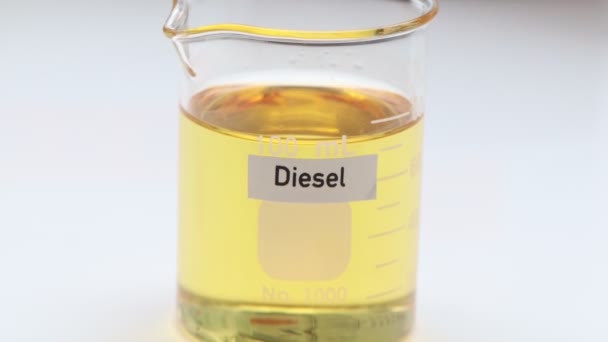 Óleo Diesel Amarelo Extraído Matéria Prima Natural Experiência Laboratório — Vídeo de Stock