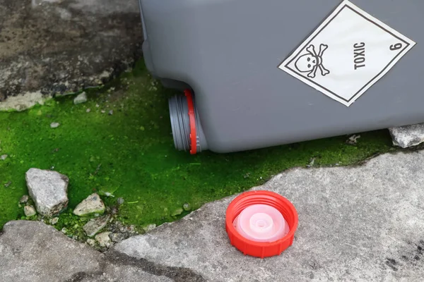 Endüstriden ya da yerden sızan kimyasallar çevreye zarar veriyor