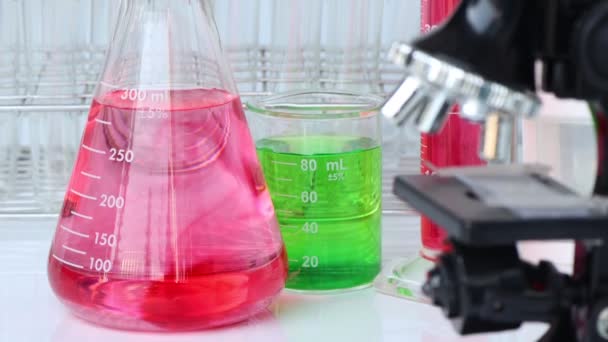 ガラスの中の化学物質研究所や産業界の化学物質分析に使われる化学物質 — ストック動画
