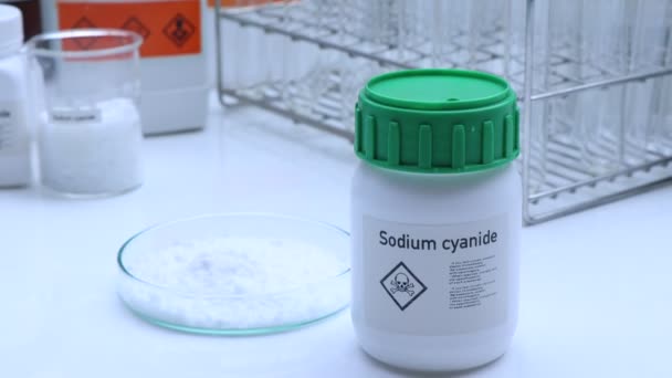 ガラス中のシアン化ナトリウム 研究所及び産業界の化学物質 製造のための危険な化学物質又は原材料 — ストック動画