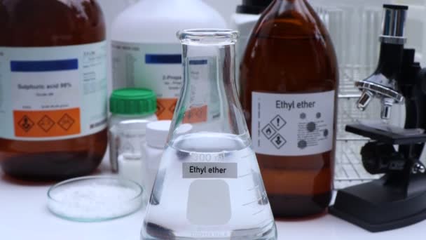 ガラス中のエチルエーテル 研究所及び産業における化学物質 生産のための危険な化学物質又は原材料 — ストック動画