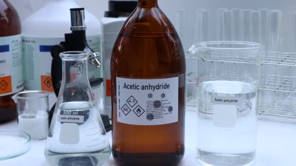 ガラス中の酢酸アンヒドライド 研究所及び産業における化学物質 製造のための危険な化学物質又は原材料 — ストック動画