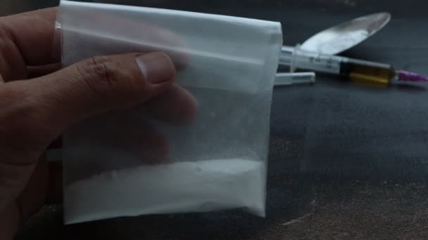 Narkotika Tangan Dan Gemetar Cairan Heroin Dan Bubuk Heroin Latar — Stok Video