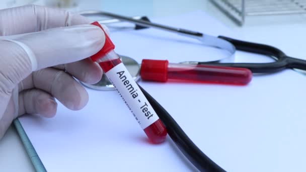 贫血检查从血液中寻找异常 在实验室分析血液样本 在试管中寻找血液样本 — 图库视频影像